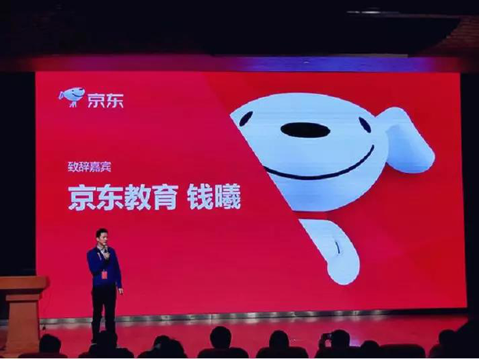 刘宇珽亮相中国国际时装周 清新白裙甜美迷人【星空真人】